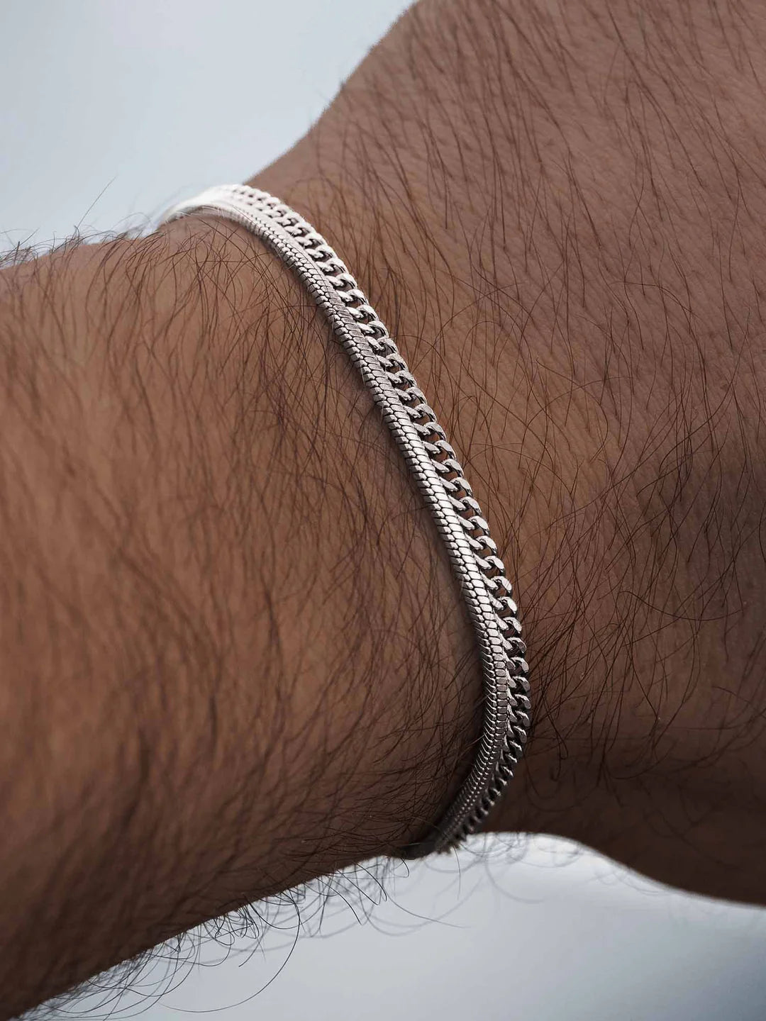 The Minimal Bracelet